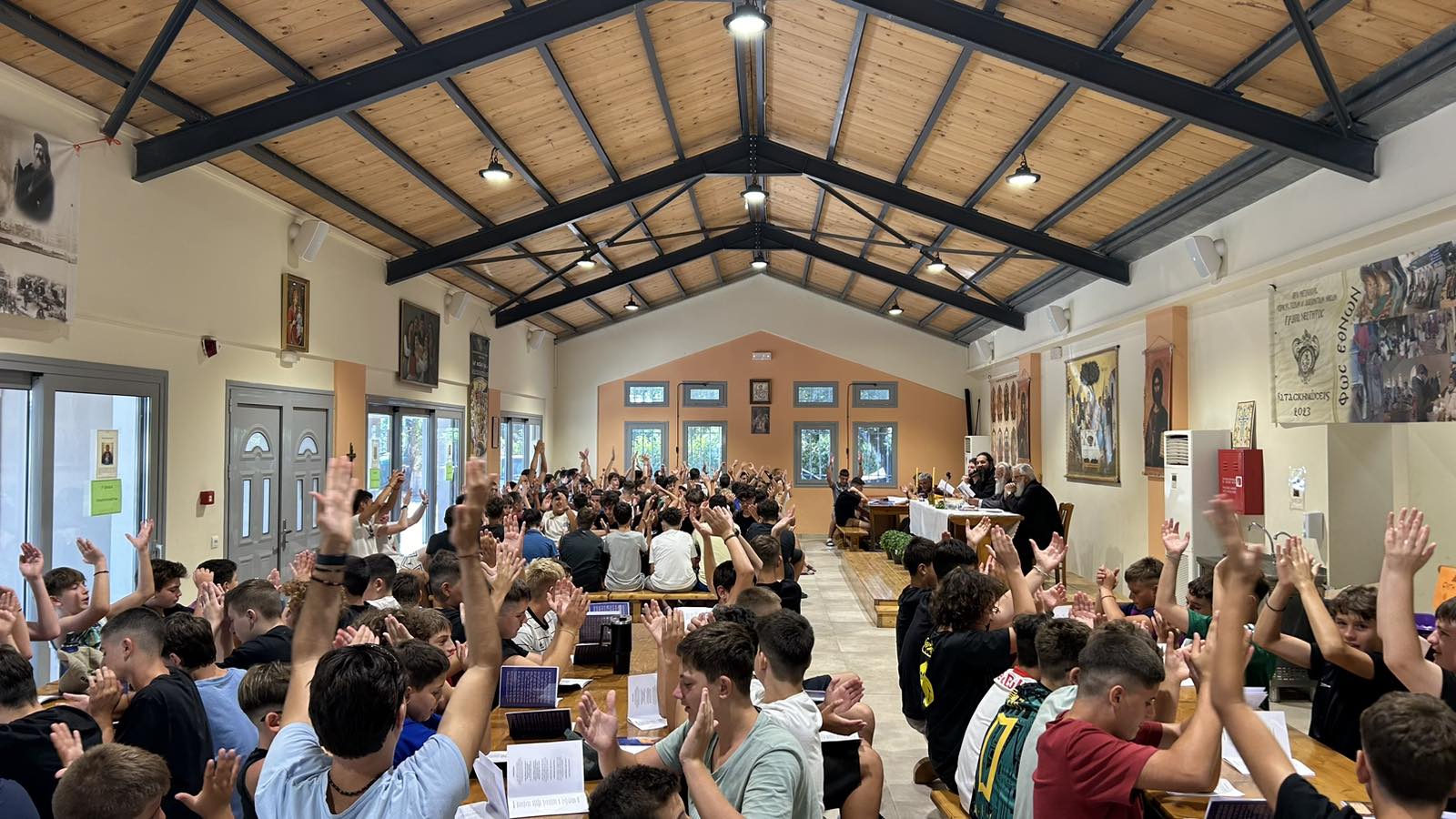 Ο Μητροπολίτης Κερκύρας Νεκτάριος ευλόγησε τα παιδιά των κατασκηνώσεων - μια φωτογραφία 1