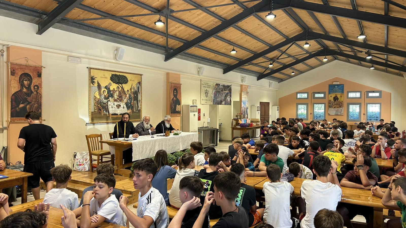 Ο Μητροπολίτης Κερκύρας Νεκτάριος ευλόγησε τα παιδιά των κατασκηνώσεων - μια φωτογραφία 2