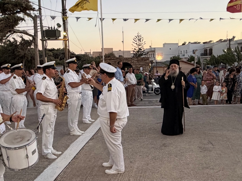 Χιλιάδες Χριστιανοί στη λιτανεία της εικόνας του Αγίου Νικοδήμου στη Νάξο - μια φωτογραφία 1