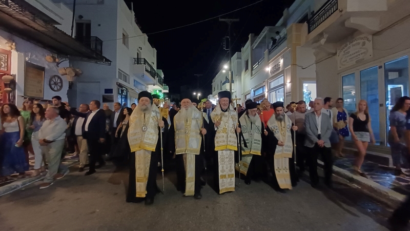 Χιλιάδες Χριστιανοί στη λιτανεία της εικόνας του Αγίου Νικοδήμου στη Νάξο - μια φωτογραφία 2