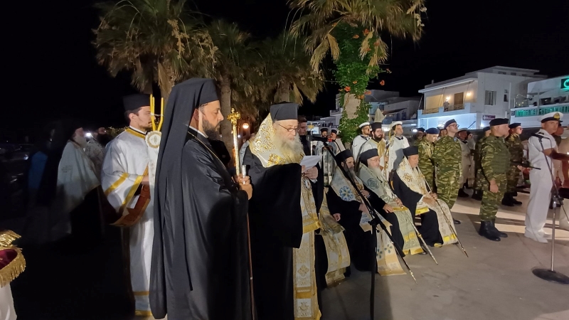 Χιλιάδες Χριστιανοί στη λιτανεία της εικόνας του Αγίου Νικοδήμου στη Νάξο - μια φωτογραφία 3