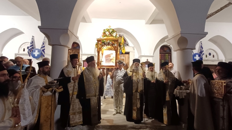 Χιλιάδες Χριστιανοί στη λιτανεία της εικόνας του Αγίου Νικοδήμου στη Νάξο - μια φωτογραφία 4