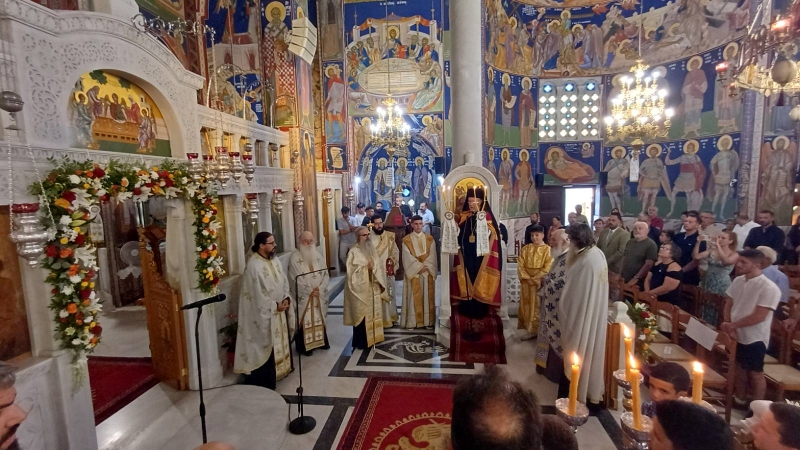 Χιλιάδες Χριστιανοί στη λιτανεία της εικόνας του Αγίου Νικοδήμου στη Νάξο - μια φωτογραφία 6