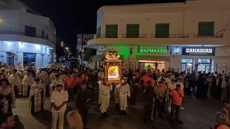 Χιλιάδες Χριστιανοί στη λιτανεία της εικόνας του Αγίου Νικοδήμου στη Νάξο - μια φωτογραφία 9