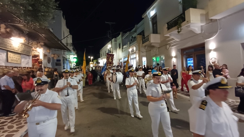Χιλιάδες Χριστιανοί στη λιτανεία της εικόνας του Αγίου Νικοδήμου στη Νάξο - μια φωτογραφία 10
