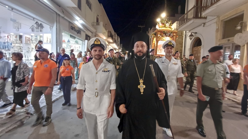 Χιλιάδες Χριστιανοί στη λιτανεία της εικόνας του Αγίου Νικοδήμου στη Νάξο - μια φωτογραφία 11