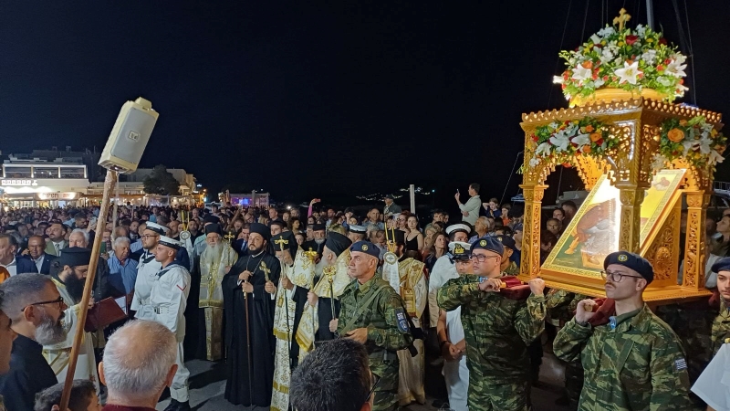 Χιλιάδες Χριστιανοί στη λιτανεία της εικόνας του Αγίου Νικοδήμου στη Νάξο - μια φωτογραφία 13