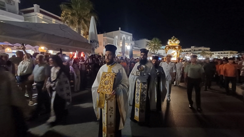 Χιλιάδες Χριστιανοί στη λιτανεία της εικόνας του Αγίου Νικοδήμου στη Νάξο - μια φωτογραφία 14