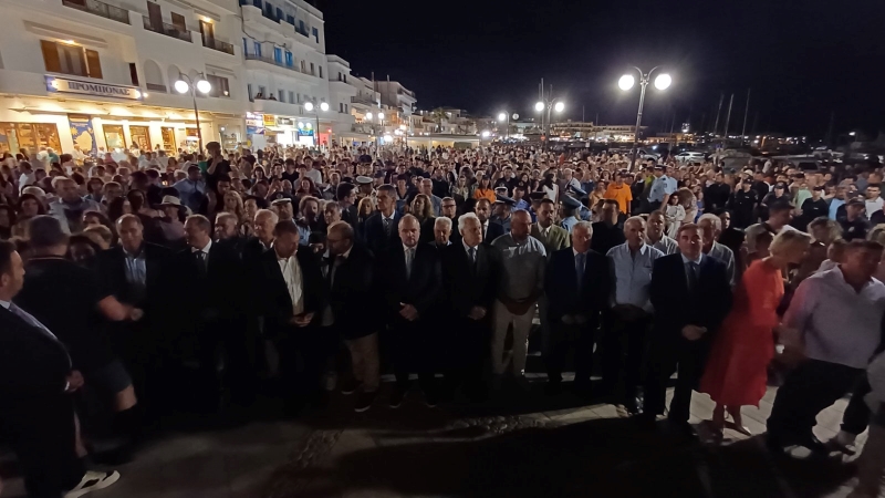 Χιλιάδες Χριστιανοί στη λιτανεία της εικόνας του Αγίου Νικοδήμου στη Νάξο - μια φωτογραφία 16