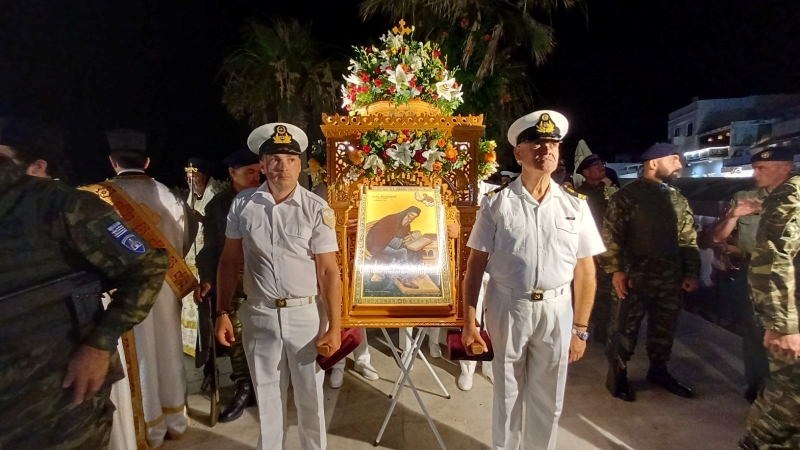 Χιλιάδες Χριστιανοί στη λιτανεία της εικόνας του Αγίου Νικοδήμου στη Νάξο - μια φωτογραφία 17