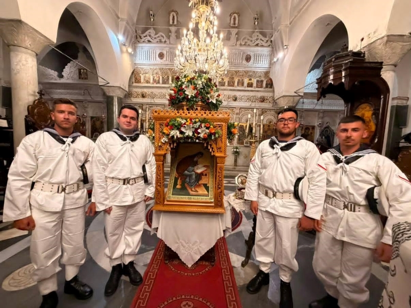 Χιλιάδες Χριστιανοί στη λιτανεία της εικόνας του Αγίου Νικοδήμου στη Νάξο - μια φωτογραφία 19
