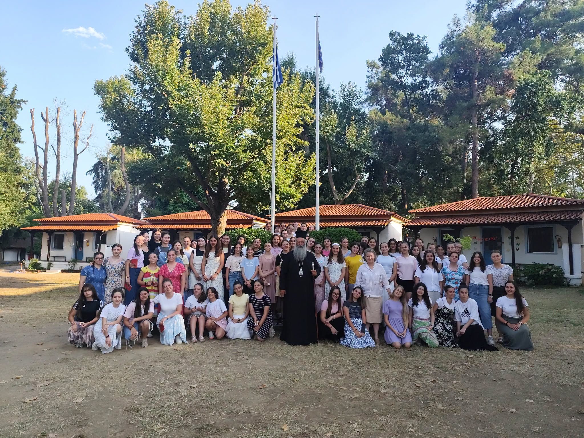 Ο Μητροπολίτης Κίτρους βρίσκεται κοντά στα παιδιά - μια φωτογραφία 2