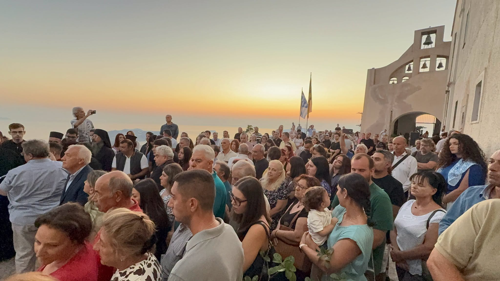 Τρισαρχιερατικός εορτασμός Προφήτου Ηλιού στη Σαντορίνη - μια φωτογραφία 1