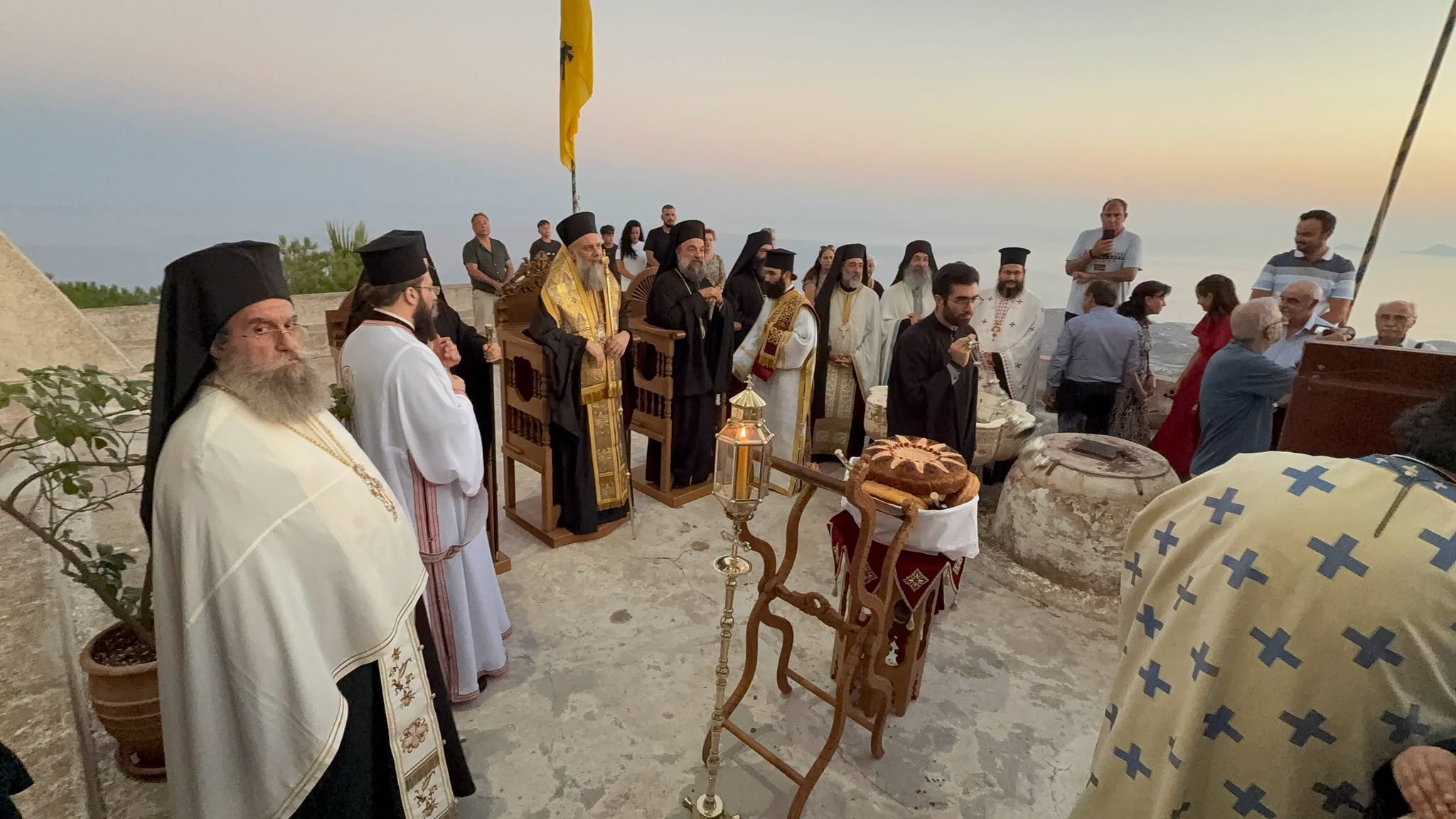 Τρισαρχιερατικός εορτασμός Προφήτου Ηλιού στη Σαντορίνη - μια φωτογραφία 3