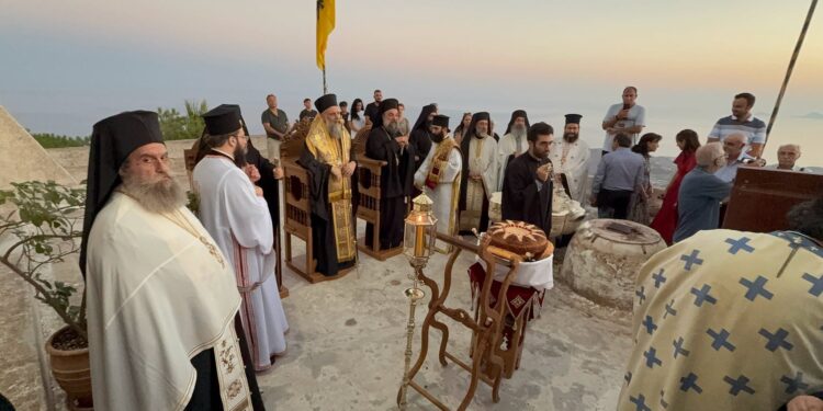 Τρισαρχιερατικός εορτασμός Προφήτου Ηλιού στη Σαντορίνη - μια φωτογραφία 7
