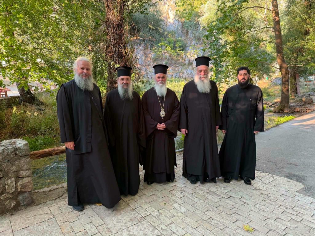 Οι Μητροπολίτες Πατρών και Μαντινείας επισκέφθηκαν το Πλανητέρο Καλαβρύτων - μια φωτογραφία 2