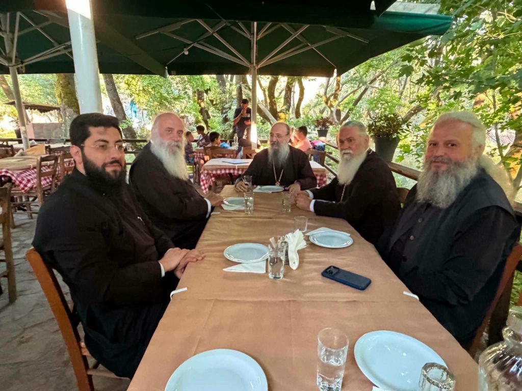 Οι Μητροπολίτες Πατρών και Μαντινείας επισκέφθηκαν το Πλανητέρο Καλαβρύτων - μια φωτογραφία 3