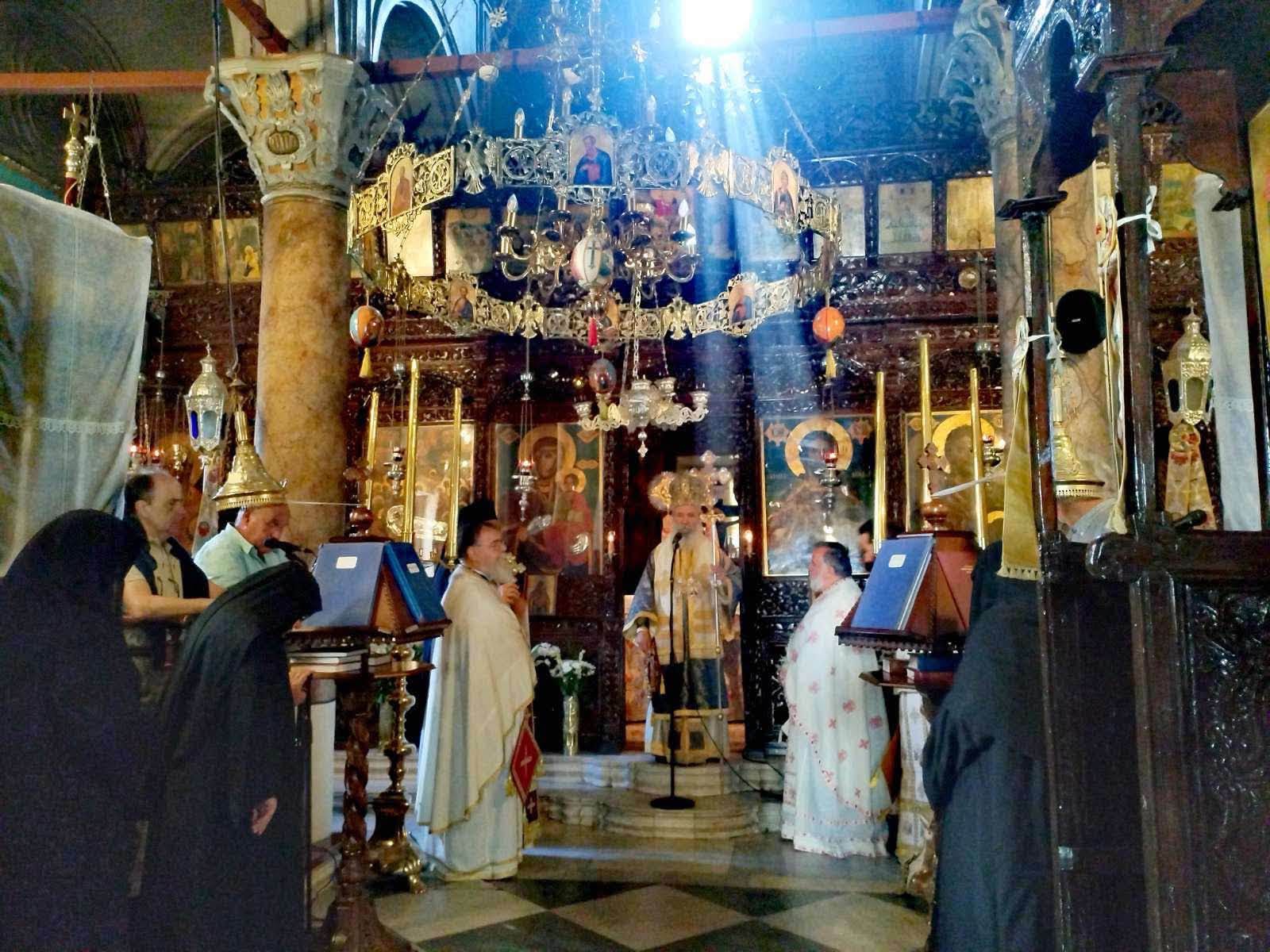Πλήθος πιστών στη Χρυσολεόντισσα Αίγινας με τον Μητροπολίτη Εφραίμ - μια φωτογραφία 1