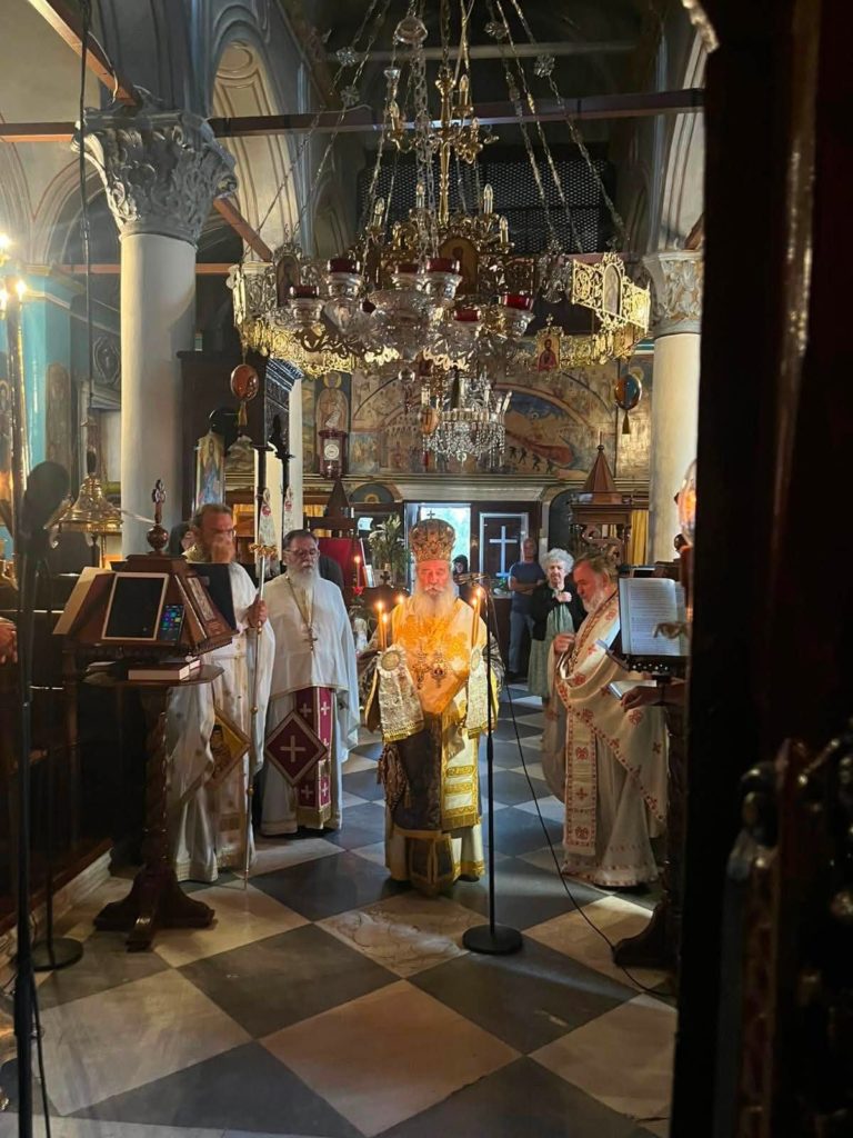 Πλήθος πιστών στη Χρυσολεόντισσα Αίγινας με τον Μητροπολίτη Εφραίμ - μια φωτογραφία 2