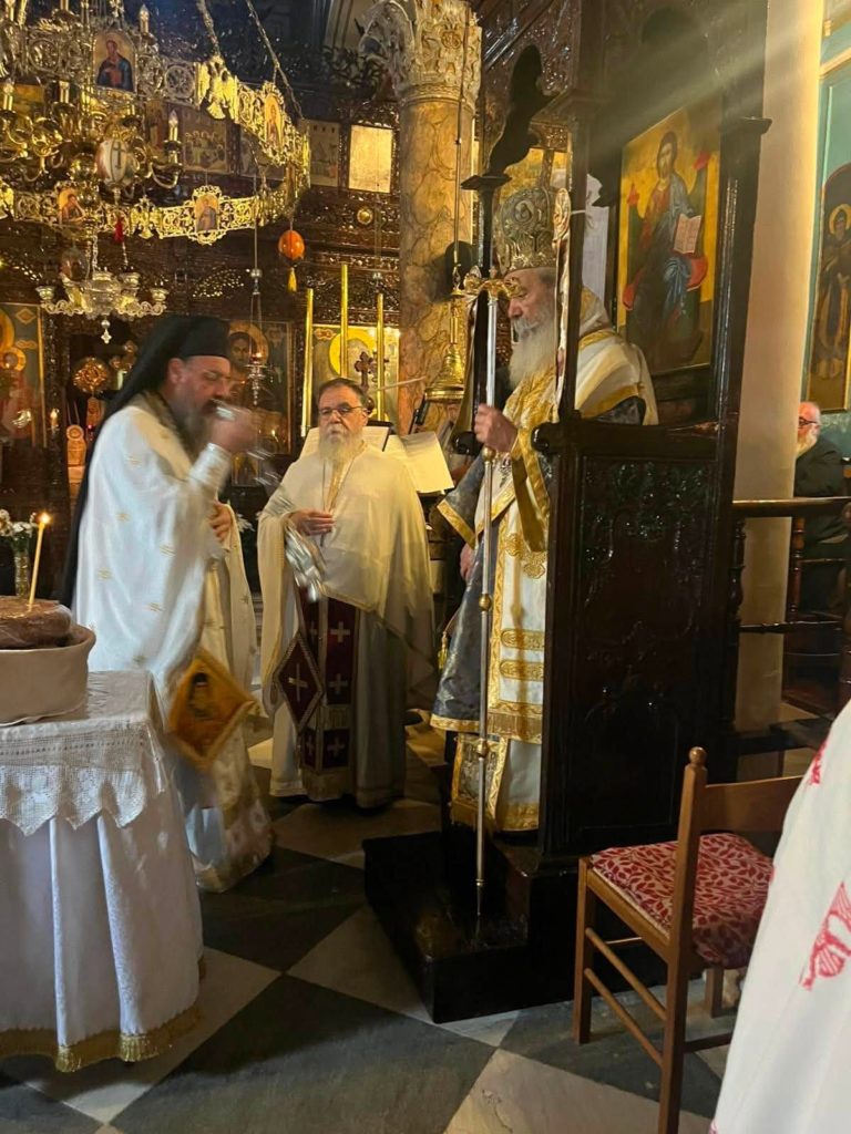 Πλήθος πιστών στη Χρυσολεόντισσα Αίγινας με τον Μητροπολίτη Εφραίμ - μια φωτογραφία 3