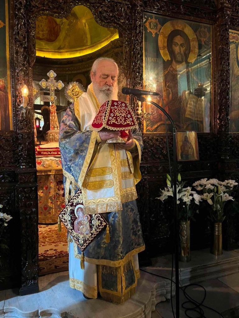 Πλήθος πιστών στη Χρυσολεόντισσα Αίγινας με τον Μητροπολίτη Εφραίμ - μια φωτογραφία 4