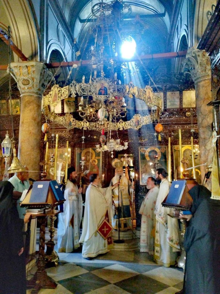 Πλήθος πιστών στη Χρυσολεόντισσα Αίγινας με τον Μητροπολίτη Εφραίμ - μια φωτογραφία 5