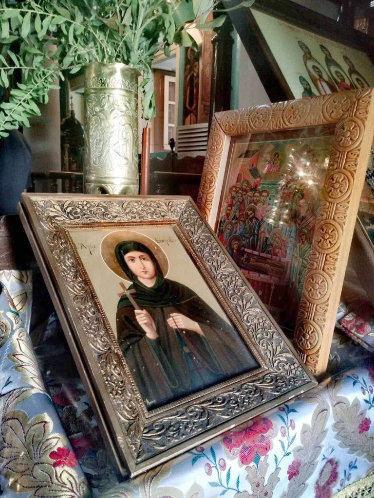 Πλήθος πιστών στη Χρυσολεόντισσα Αίγινας με τον Μητροπολίτη Εφραίμ - μια φωτογραφία 6