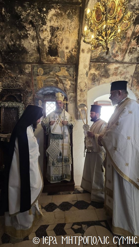 Ο Μητροπολίτης Σύμης λειτούργησε στη Μονή Προφήτου Ηλιού στη Σύμη - μια φωτογραφία 3