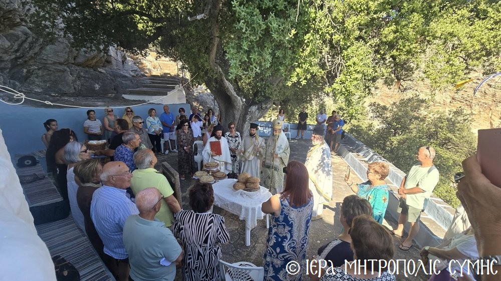 Ο Μητροπολίτης Σύμης λειτούργησε στη Μονή Προφήτου Ηλιού στη Σύμη - μια φωτογραφία 12