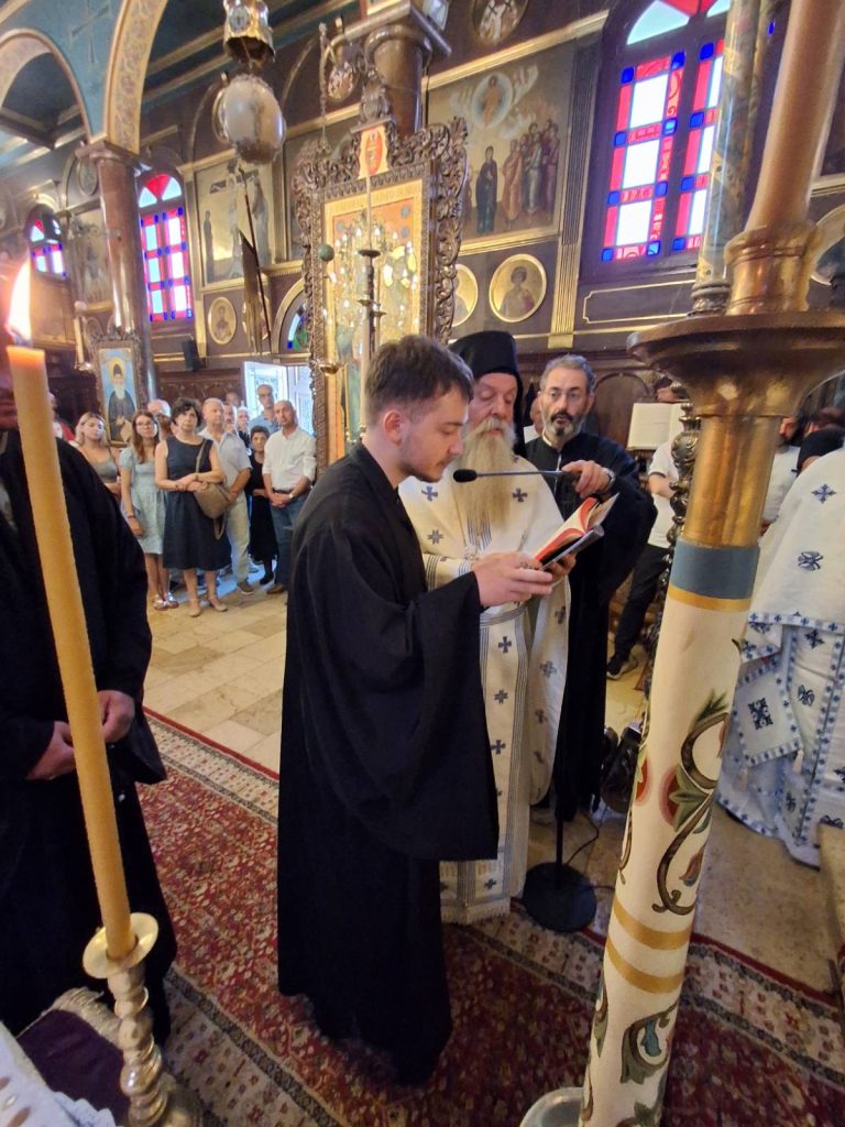 Αρχιερατική Θεία Λειτουργία και χειροθεσία αναγνώστη στην Ι. Μ. Φανερωμένης - μια φωτογραφία 1