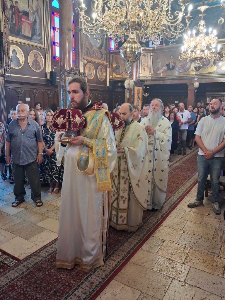 Αρχιερατική Θεία Λειτουργία και χειροθεσία αναγνώστη στην Ι. Μ. Φανερωμένης - μια φωτογραφία 2