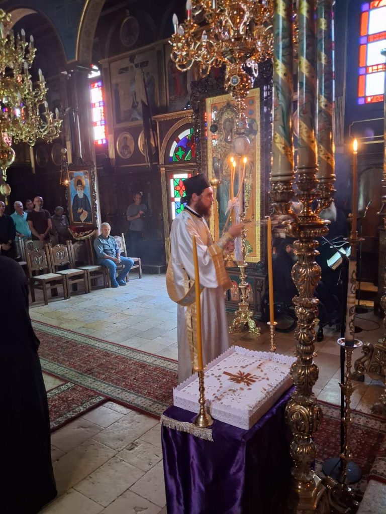 Αρχιερατική Θεία Λειτουργία και χειροθεσία αναγνώστη στην Ι. Μ. Φανερωμένης - μια φωτογραφία 5