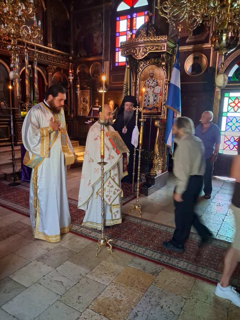 Αρχιερατική Θεία Λειτουργία και χειροθεσία αναγνώστη στην Ι. Μ. Φανερωμένης - μια φωτογραφία 6