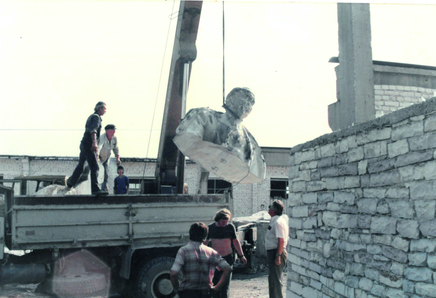 &Sigma;ά&beta;&beta;&alpha;&tau;&omicron; 10 &Alpha;&upsilon;&gamma;&omicron;ύ&sigma;&tau;&omicron;&upsilon; 1991. &Tau;&omicron; &Alpha;&rho;&gamma;&upsilon;&rho;ό&kappa;&alpha;&sigma;&tau;&rho;&omicron; &alpha;&pi;&alpha;&lambda;&lambda;ά&sigma;&sigma;&epsilon;&tau;&alpha;&iota; &omicron;&rho;&iota;&sigma;&tau;&iota;&kappa;ά &alpha;&pi;ό &tau;&omicron; &sigma;ύ&mu;&beta;&omicron;&lambda;&omicron; &tau;&eta;&sigmaf; 50&chi;&rho;&omicron;&nu;&eta;&sigmaf; &kappa;&omicron;&mu;&mu;&omicron;&upsilon;&nu;&iota;&sigma;&tau;&iota;&kappa;ή&sigmaf;, &alpha;&theta;&epsilon;ϊ&sigma;&tau;&iota;&kappa;ή&sigmaf; &delta;&iota;&kappa;&tau;&alpha;&tau;&omicron;&rho;ί&alpha;&sigmaf;, &tau;&omicron; &mu;&nu;&eta;&mu;&epsilon;ί&omicron; &tau;&omicron;&upsilon; &tau;&upsilon;&rho;ά&nu;&nu;&omicron;&upsilon; &Epsilon;&nu;&beta;έ&rho; &Chi;ό&tau;&zeta;&alpha;.