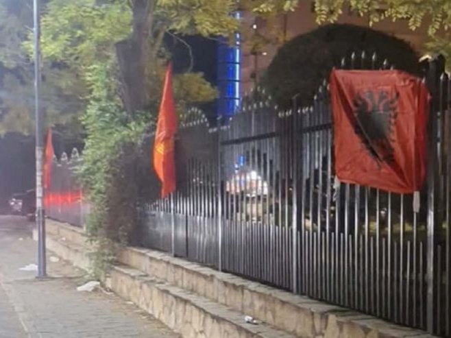 Σημαίες του UCK και της Αλβανίας σε ορθόδοξο ναό του Κοσσυφοπεδίου - μια φωτογραφία 2