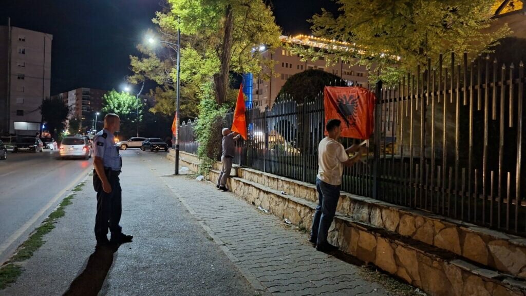 Σημαίες του UCK και της Αλβανίας σε ορθόδοξο ναό του Κοσσυφοπεδίου - μια φωτογραφία 3