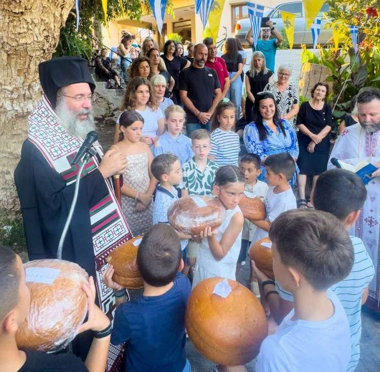 Πλήθος παιδιών και νέων τιμά την Παναγία στο Ρέθυμνο - μια φωτογραφία 1