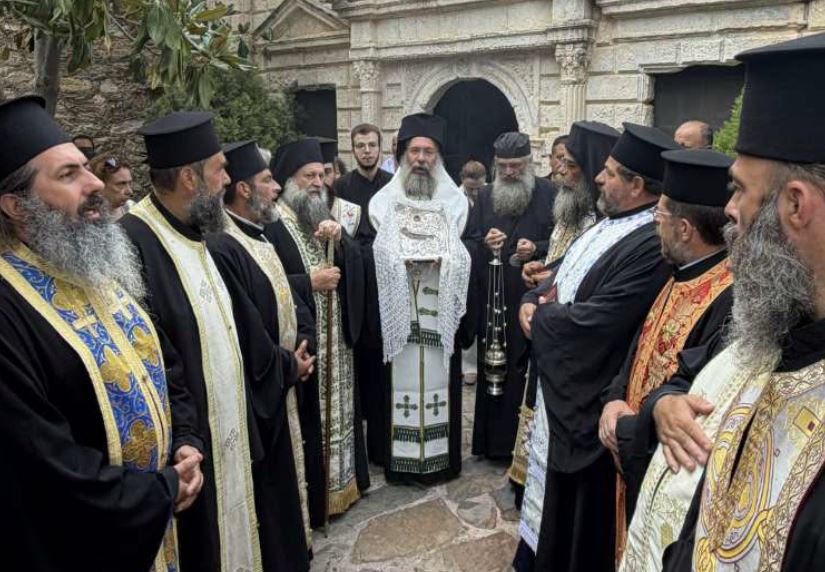 Πλήθος κόσμου συμμετείχε στη λιτανευτική κάθοδο της Παναγίας Χαρακιανής - μια φωτογραφία 1