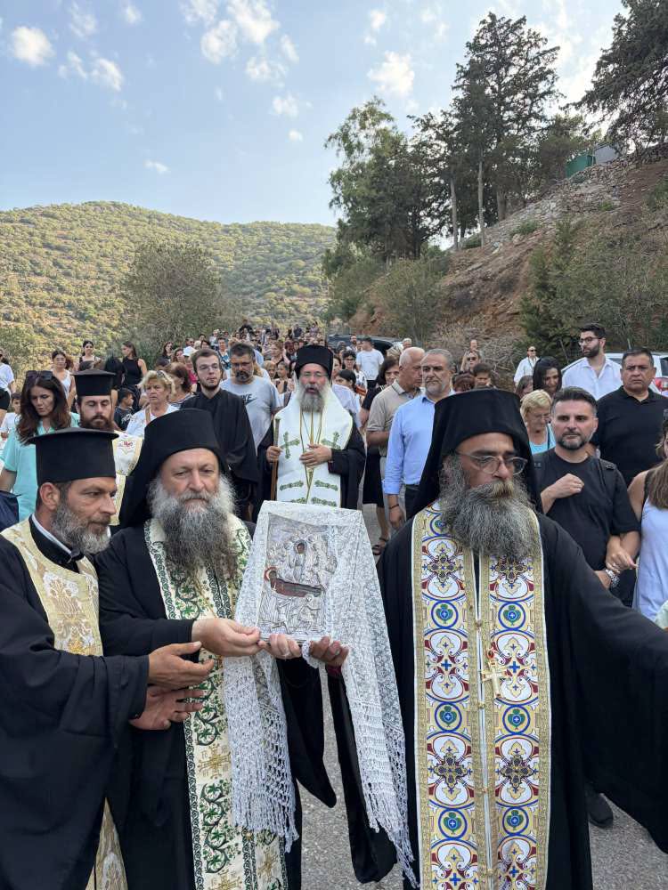 Πλήθος κόσμου συμμετείχε στη λιτανευτική κάθοδο της Παναγίας Χαρακιανής - μια φωτογραφία 2