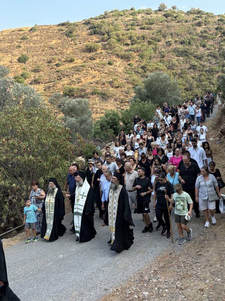 Πλήθος κόσμου συμμετείχε στη λιτανευτική κάθοδο της Παναγίας Χαρακιανής - μια φωτογραφία 3