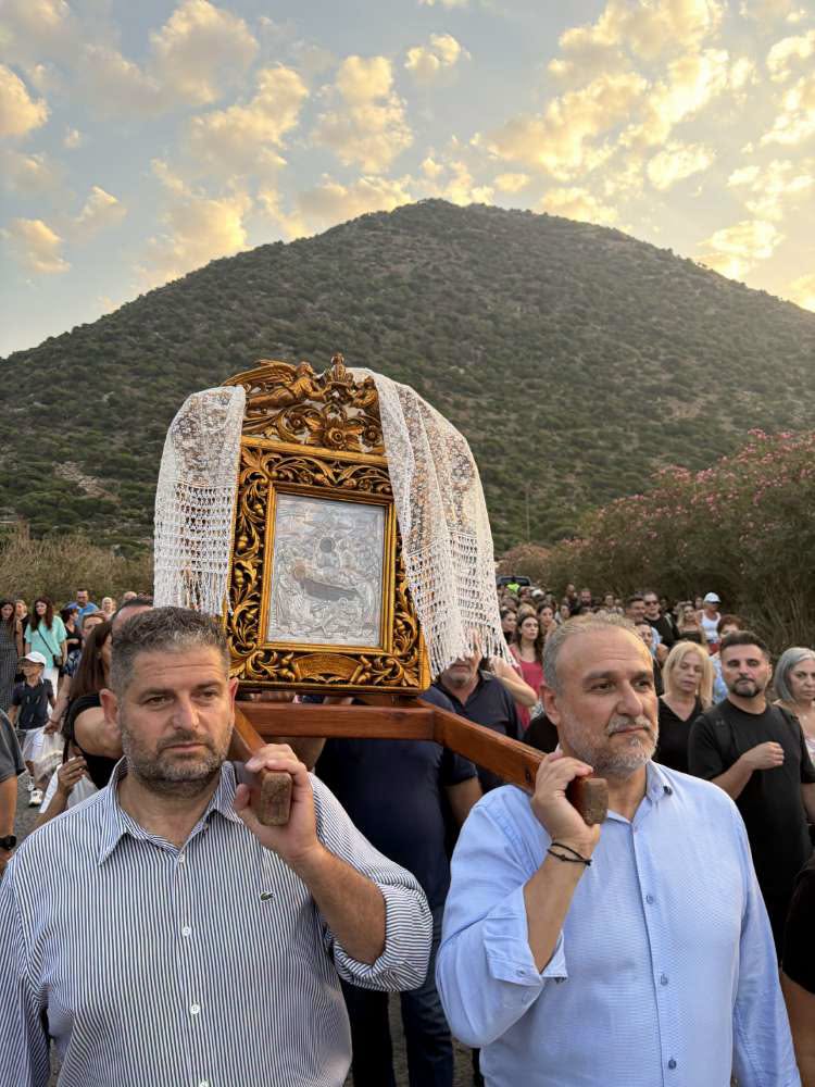 Πλήθος κόσμου συμμετείχε στη λιτανευτική κάθοδο της Παναγίας Χαρακιανής - μια φωτογραφία 6