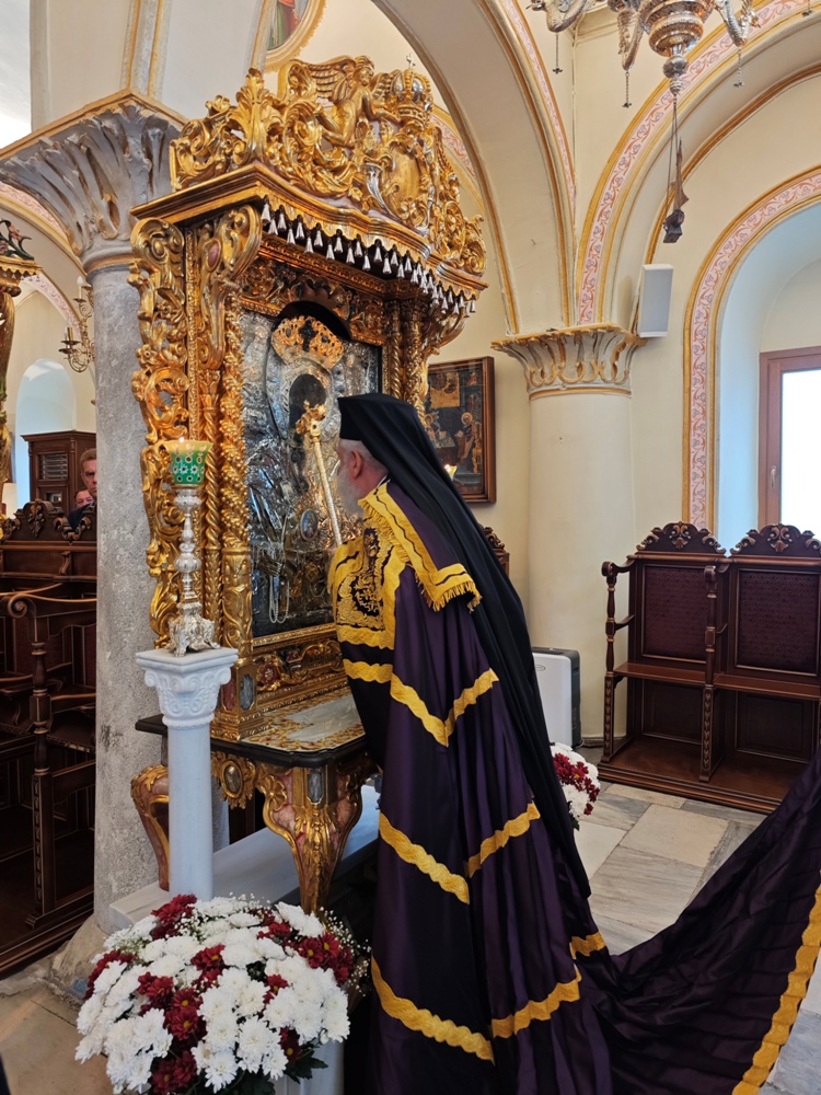 Λιτανεύτηκε η Παναγία Τουρλιανή στη Μύκονο - μια φωτογραφία 1