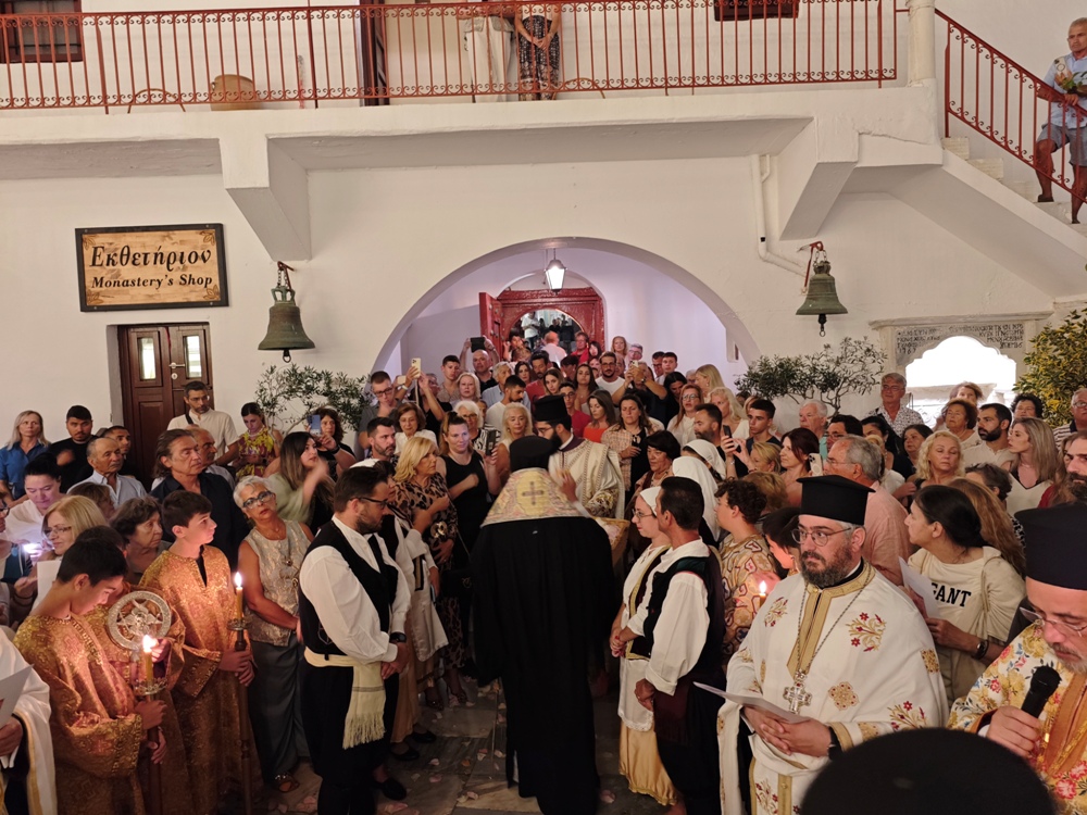 Λιτανεύτηκε η Παναγία Τουρλιανή στη Μύκονο - μια φωτογραφία 7
