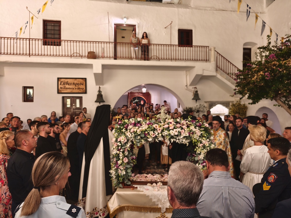 Λιτανεύτηκε η Παναγία Τουρλιανή στη Μύκονο - μια φωτογραφία 10
