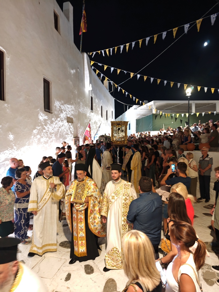 Λιτανεύτηκε η Παναγία Τουρλιανή στη Μύκονο - μια φωτογραφία 11