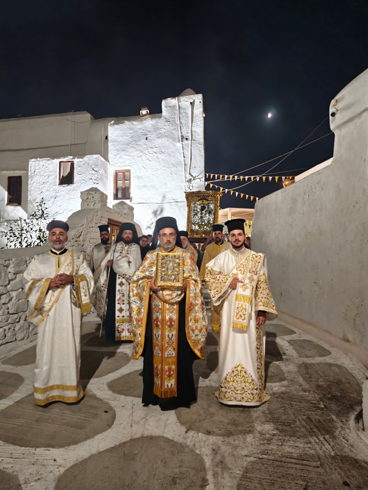 Λιτανεύτηκε η Παναγία Τουρλιανή στη Μύκονο - μια φωτογραφία 12