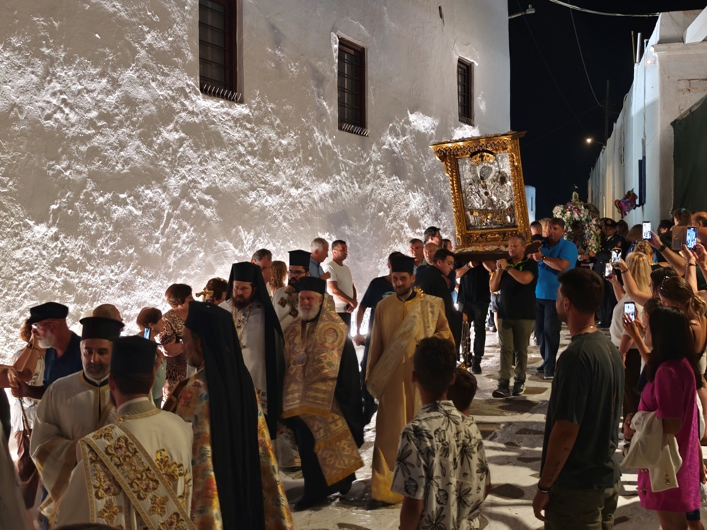 Λιτανεύτηκε η Παναγία Τουρλιανή στη Μύκονο - μια φωτογραφία 14