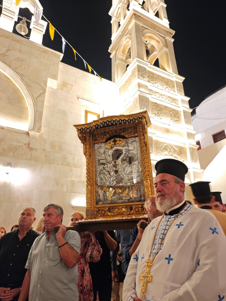 Λιτανεύτηκε η Παναγία Τουρλιανή στη Μύκονο - μια φωτογραφία 15