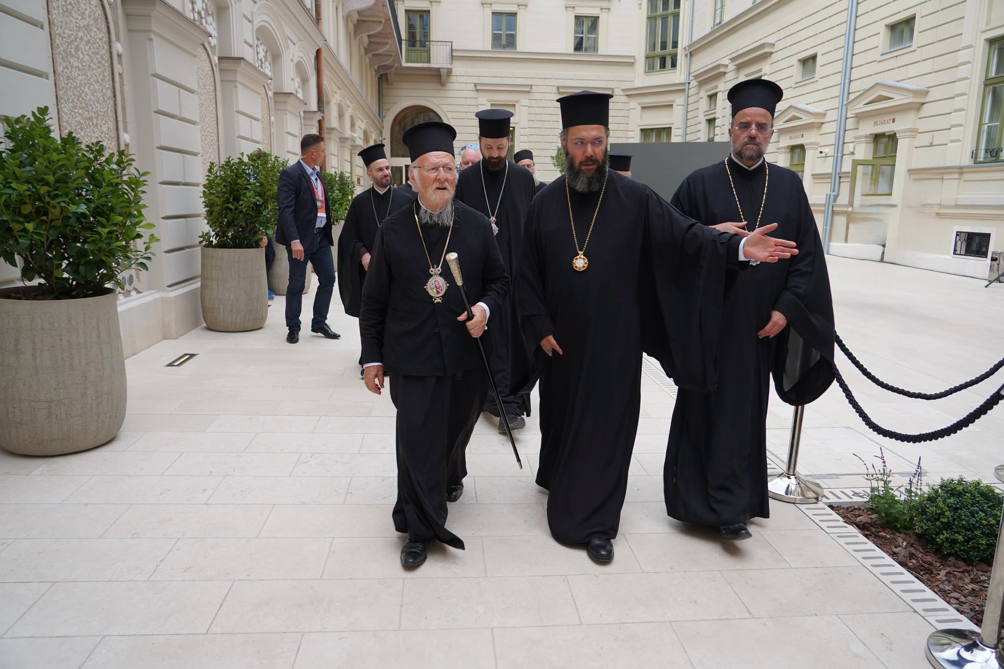 Ο Οικουμενικός Πατριάρχης Βαρθολομαίος αφίχθη στη Βουδαπέστη - μια φωτογραφία 8