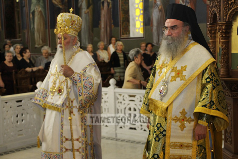 Η Καλαμπάκα τίμησε τον Πολιούχο Άγιο Βησσαρίωνα με πολυαρχιερατικό συλλείτουργο - μια φωτογραφία 2